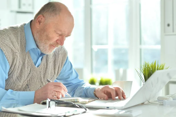 Homme d'affaires mature travaillant avec un ordinateur portable — Photo