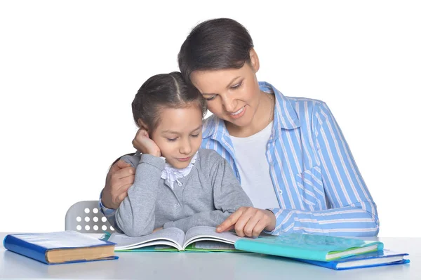 Mor med dotter läsa böcker — Stockfoto