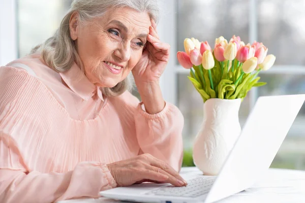 Mulher idosa emocional com laptop — Fotografia de Stock