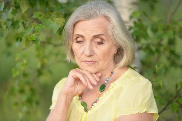 Triste Sênior Bela Mulher Parque Primavera — Fotografia de Stock