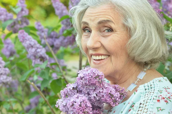 Šťastný Senior Krásná Žena Šeříky Jarním Parku — Stock fotografie