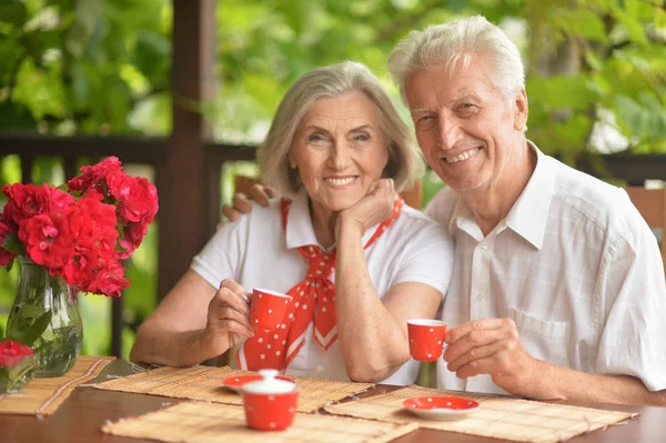 Счастливая Пожилая Пара Пьет Кофе Дома — стоковое фото
