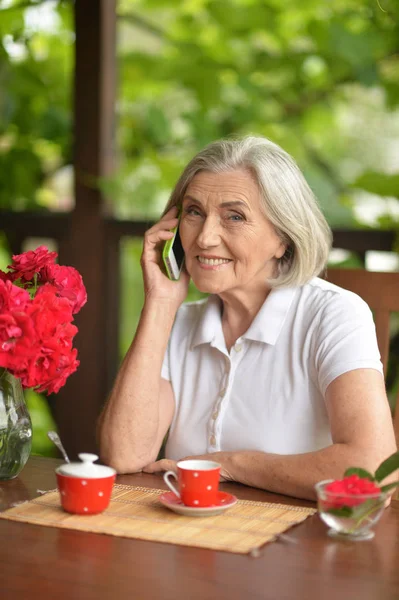 Retrato Una Mujer Anciana Feliz Hablando Teléfono Inteligente Mientras Bebe — Foto de Stock