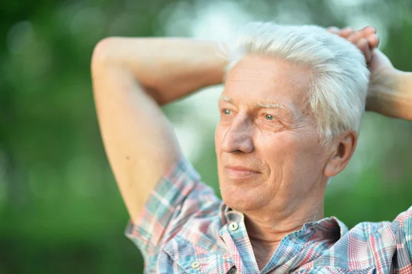 Portrait Homme Âgé Souriant Dans Parc — Photo