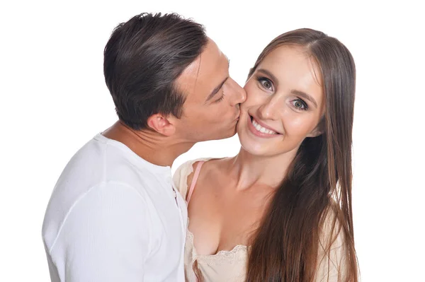 Lyckligt ungt par omfamnar — Stockfoto