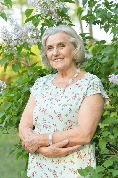 Gelukkige Senior Mooie Vrouw Seringen Achtergrond Spring Park — Stockfoto