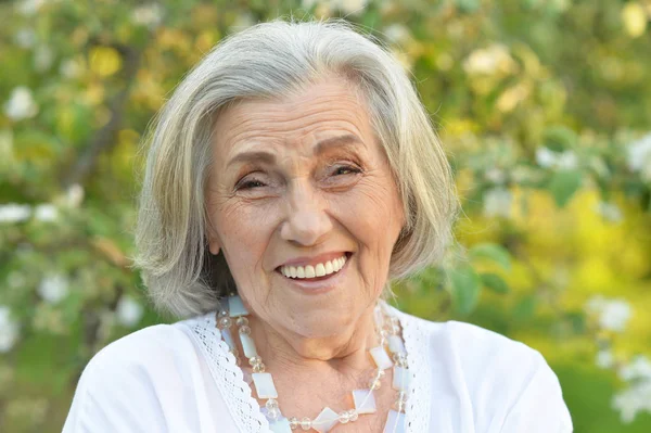 Bahar Parkında Güzel Gülümseyen Yaşlı Güzel Kadın — Stok fotoğraf