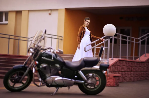 Hermosa Novia Joven Vestido Blanco Posando Cerca Motocicleta —  Fotos de Stock