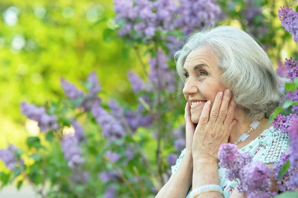 Happy Senior Vacker Kvinna Syrener Bakgrund Spring Park — Stockfoto