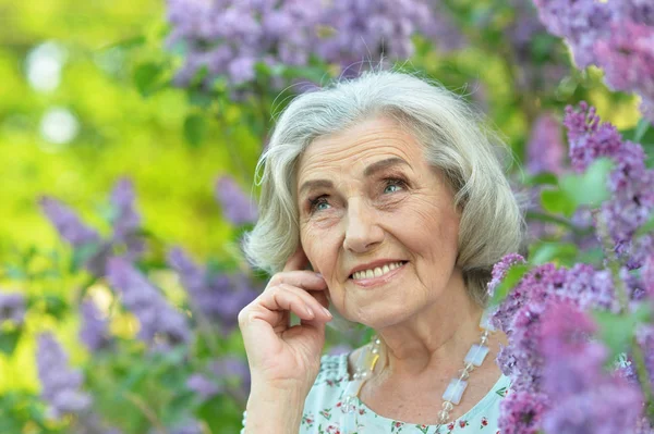 Feliz Anciano Hermosa Mujer Lilas Fondo Primavera Parque —  Fotos de Stock