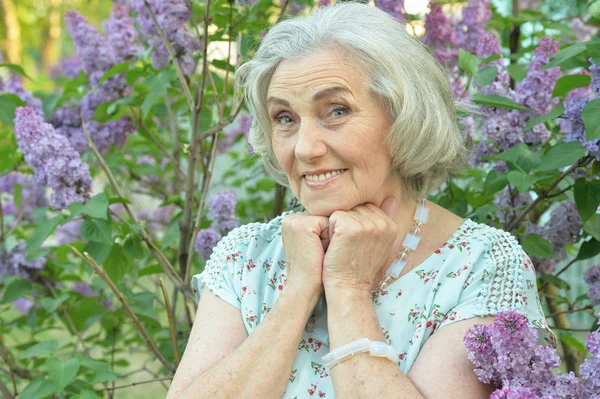 Glücklich Senior Schöne Frau Auf Flieder Hintergrund Frühling Park — Stockfoto