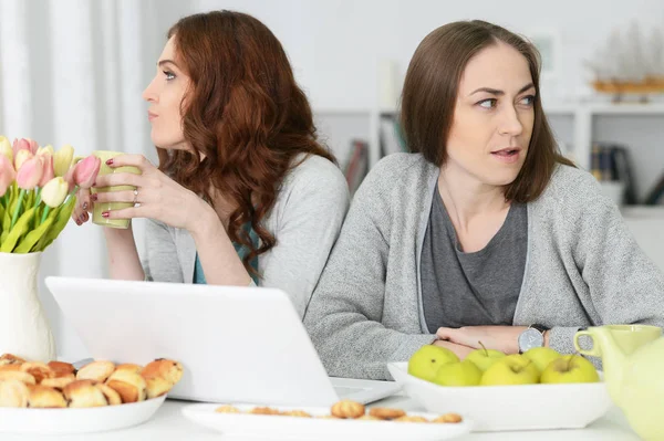 Дві Розлючені Молоді Жінки Сидять Столом Ноутбуком Ють Чай — стокове фото