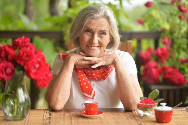 Porträt Einer Glücklichen Alten Frau Die Kaffee Trinkt — Stockfoto