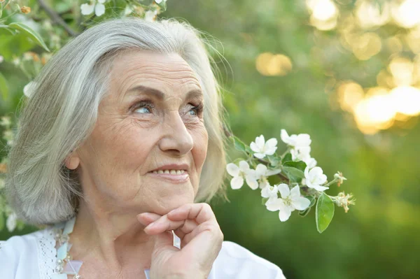 Happy Senior Vacker Kvinna Vår Park Med Blommande Äppelträd Bakgrund — Stockfoto