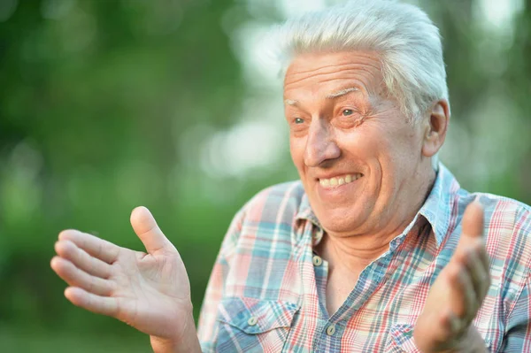 Retrato Homem Sênior Parque — Fotografia de Stock