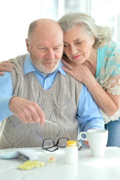 Traurig Krankes Seniorenpaar Blickt Aufs Thermometer — Stockfoto