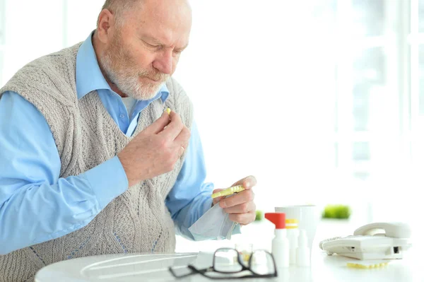 Retrato Triste Anciano Enfermo Tomando Pastillas — Foto de Stock
