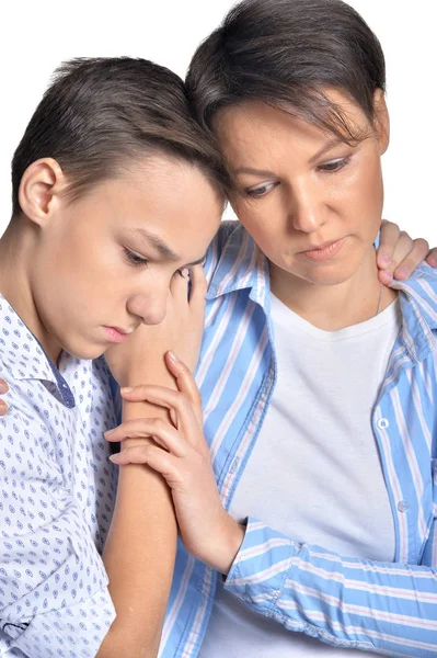 Trieste Moeder Zoon Poseren Een Witte Achtergrond — Stockfoto