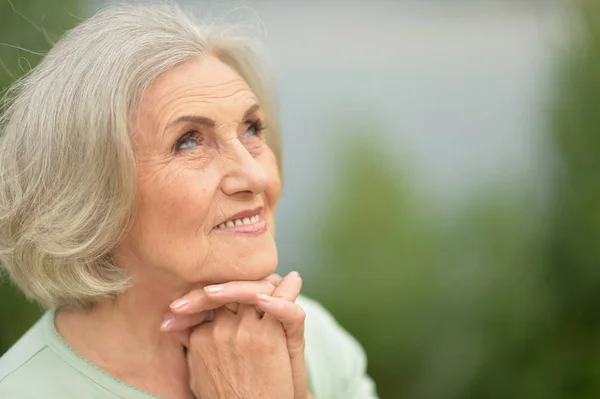 Feliz Anciano Hermosa Mujer Primavera Parque Mirando Hacia Arriba —  Fotos de Stock