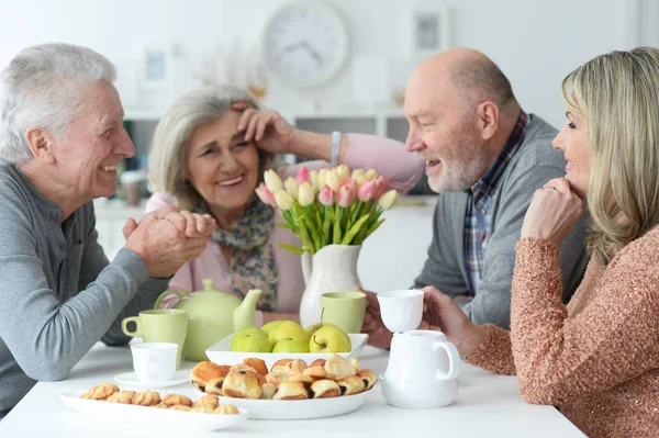 Twee Senioren Stellen Die Thee Drinken — Stockfoto