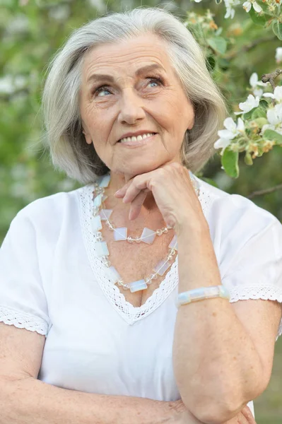 Happy Senior Vacker Kvinna Vår Park Med Blommande Äppelträd Bakgrund — Stockfoto