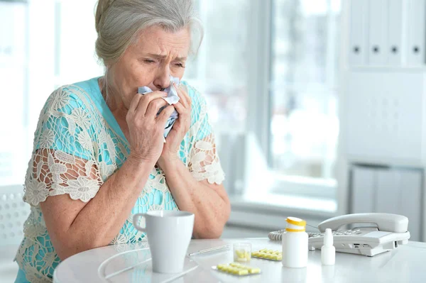 Traurige Kranke Seniorin Sitzt Mit Tabletten Tisch — Stockfoto