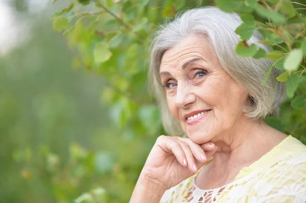 Счастливая Улыбающаяся Пожилая Красивая Женщина Весеннем Парке — стоковое фото