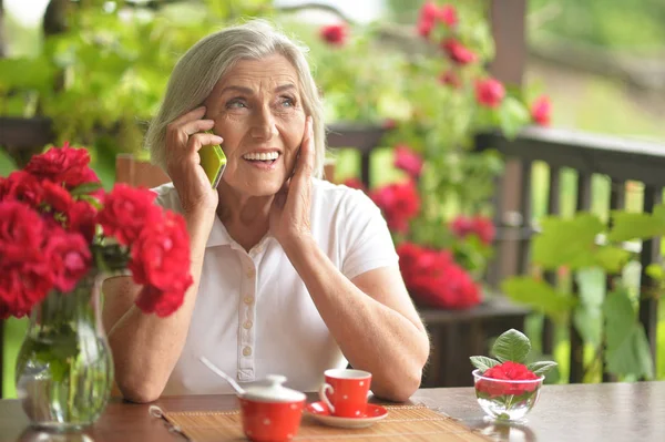 Retrato Una Mujer Anciana Feliz Hablando Teléfono Inteligente Mientras Bebe — Foto de Stock