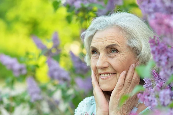Šťastná Starší Krásná Žena Pozadí Lilacsu Jarním Parku — Stock fotografie