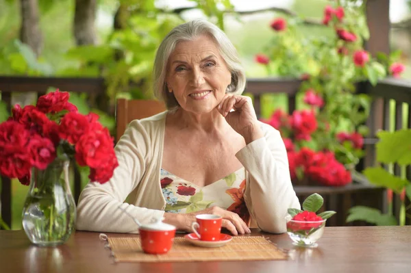 Kahve Içme Mutlu Yaşlı Bir Kadın Portresi — Stok fotoğraf