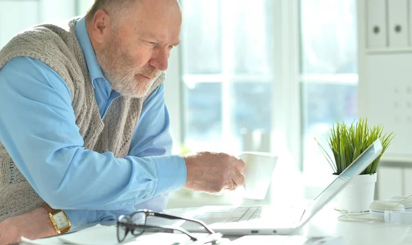 Volwassen zakenman werken met laptop — Stockfoto