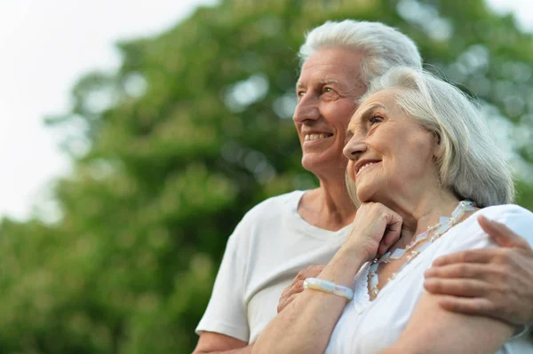 Portrét Krásného Seniorského Páru Pózujícího Parku — Stock fotografie