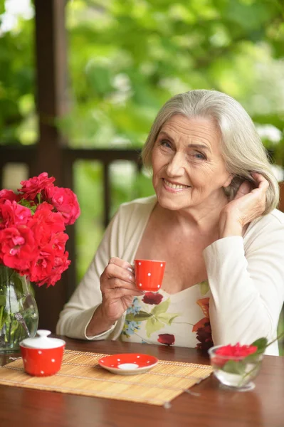 Портрет Счастливой Пожилой Женщины Пьющей Кофе — стоковое фото