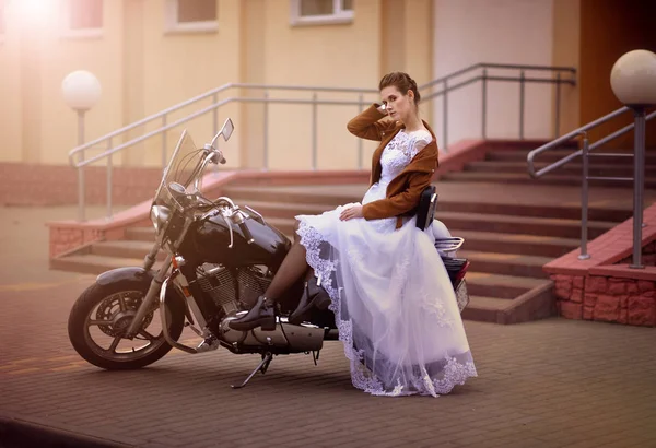 Hermosa Novia Joven Vestido Blanco Posando Cerca Motocicleta —  Fotos de Stock