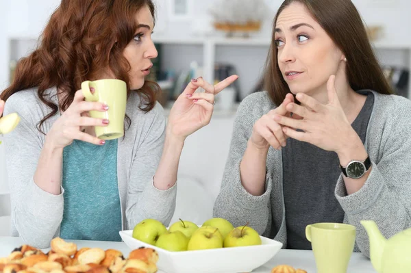 Två Leende Kvinnliga Vänner Sitta Vid Bordet Och Dricka — Stockfoto