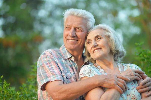 Retrato Hermosa Pareja Ancianos Abrazándose Parque — Foto de Stock