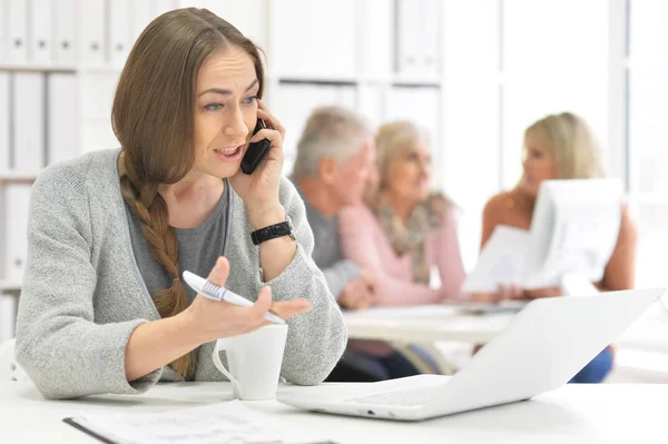 Grupo Empresarios Activos Que Trabajan Oficinas Modernas — Foto de Stock