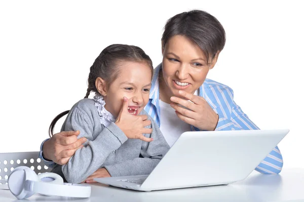 Mãe e filha usando laptop — Fotografia de Stock