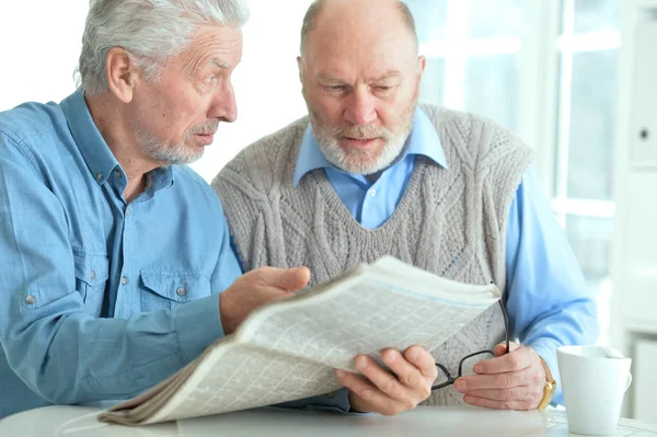 Senior mannen krant lezen — Stockfoto