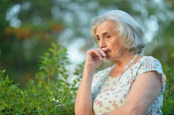 Üzgün Yaşlı Güzel Bir Kadın Bahar Parkında — Stok fotoğraf