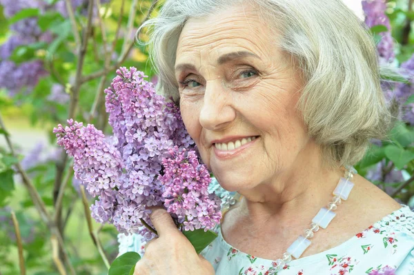 Szczęśliwa Seniorka Piękna Kobieta Bzu Wiosennym Parku — Zdjęcie stockowe