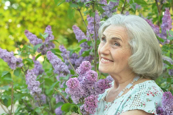 Szczęśliwa Seniorka Piękna Kobieta Bzu Wiosennym Parku — Zdjęcie stockowe