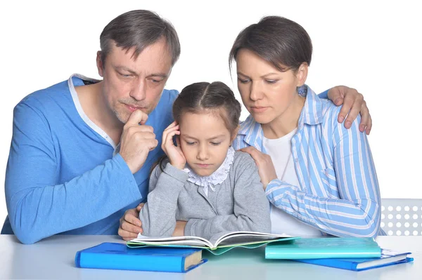 Moeder met dochter lezen van boeken — Stockfoto