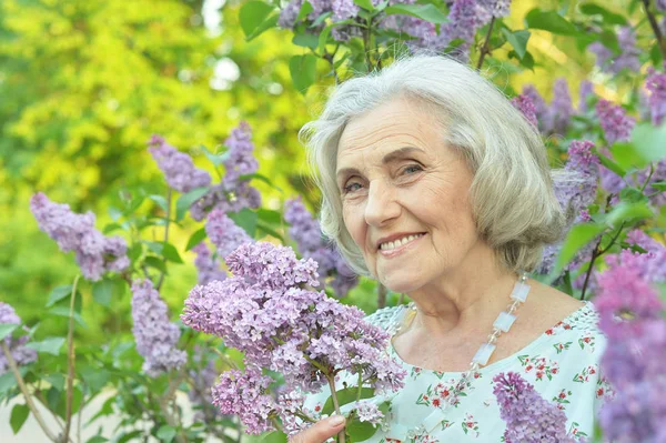 Szczęśliwa Seniorka Piękna Kobieta Bzu Wiosennym Parku — Zdjęcie stockowe