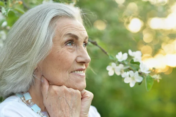 Feliz Anciana Hermosa Mujer Parque Primavera Con Fondo Manzano Flor — Foto de Stock