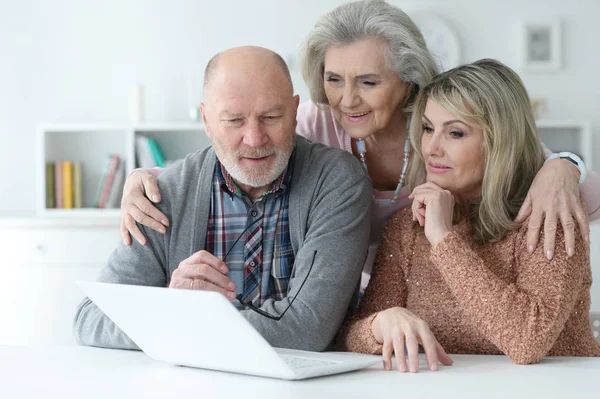 Twee Senioren Vrouwen Man Met Laptop Thuis — Stockfoto