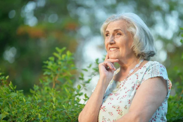 Feliz Anciano Hermosa Mujer Primavera Parque Mirando Hacia Otro Lado — Foto de Stock