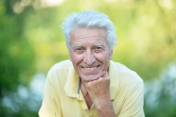 Portrait Homme Âgé Souriant Dans Parc — Photo