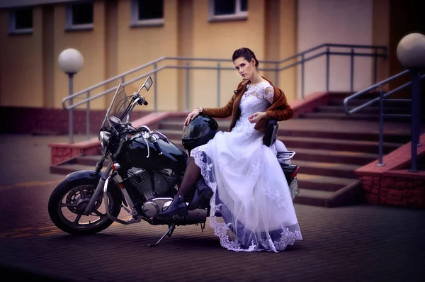 Hermosa Novia Joven Vestido Blanco Posando Cerca Motocicleta —  Fotos de Stock