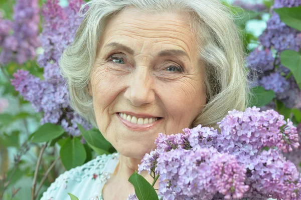 Feliz Anciano Hermosa Mujer Con Lilas Primavera Parque — Foto de Stock